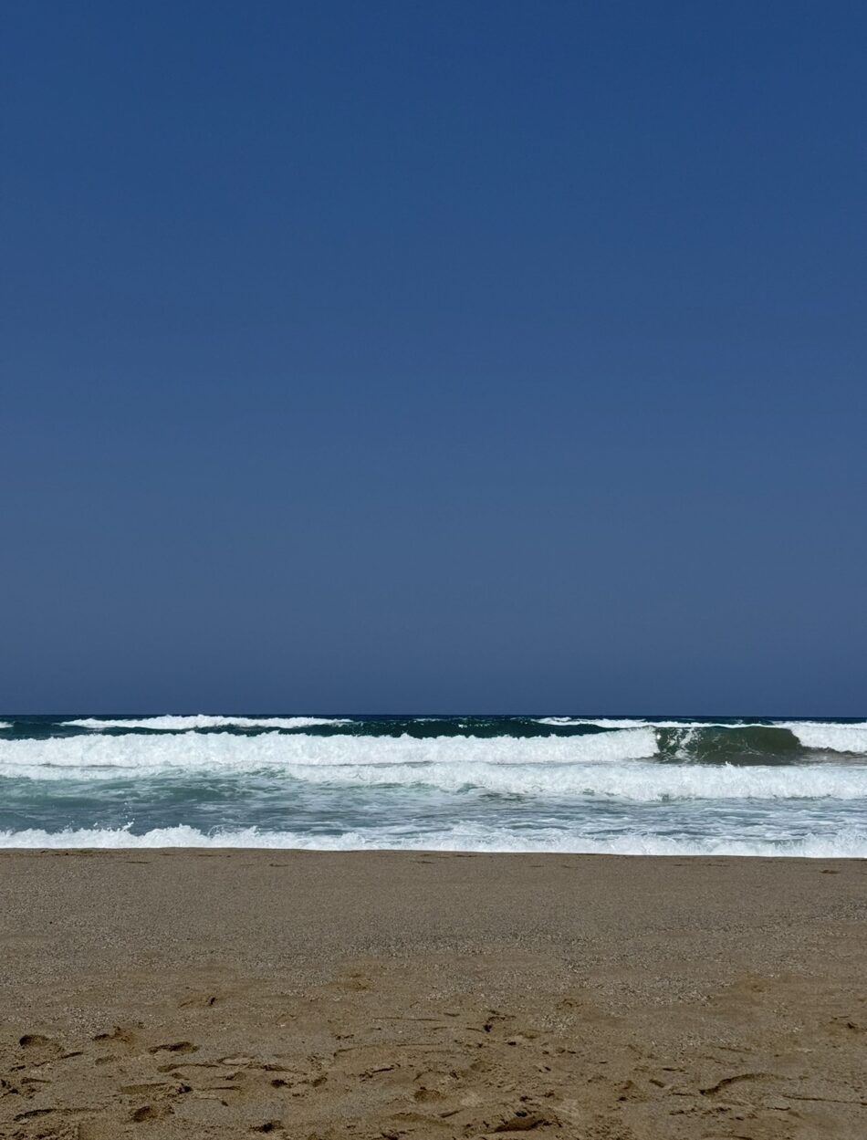 Can you walk from Rethymno town to the beach?